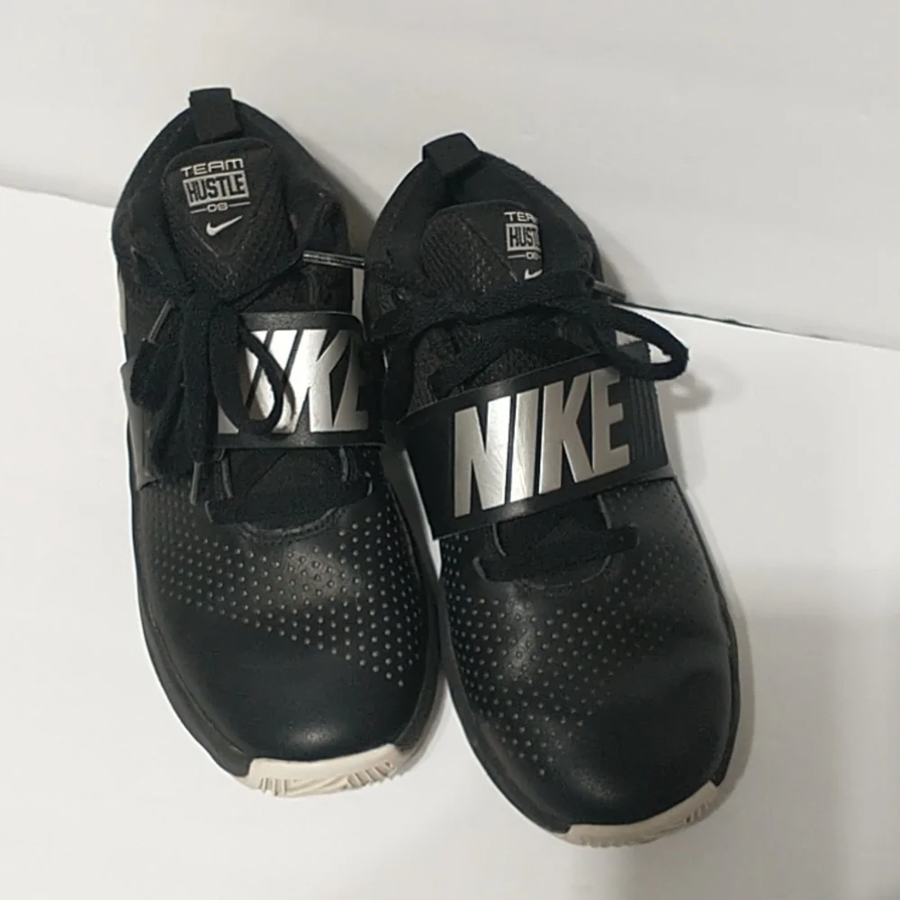 Nike Team Hustle D8 /Youth Basketball Shoes /Sneakers Black 881941-001